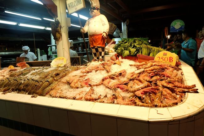 プーケットってやはり海鮮料理ですね！街中で氷の上に魚介を置いて、料金は重量で計算します。好みにより、蒸す、炒め、焼きなどの調理方法まで選べます。