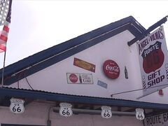 Angel's Barbershop (Route 66 Gift Shop)
人気店ですね。
日本人の団体客が大型バスで押し寄せてきました。