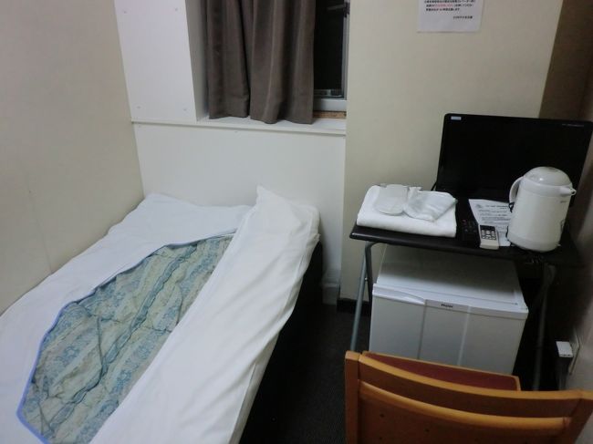 金欠、節約で名古屋エコホテル宿泊。<br /><br />カードの割引きいて、2500円⇒1000円／1泊<br />個室、TV、冷蔵庫、エアコン、タオル、バスタオル、歯磨きあり。<br />ティッシュ・ポット各階にあるのでご自由にと案内。<br />シャワー・トイレ共有。<br />名古屋駅から徒歩1分の便利な立地。