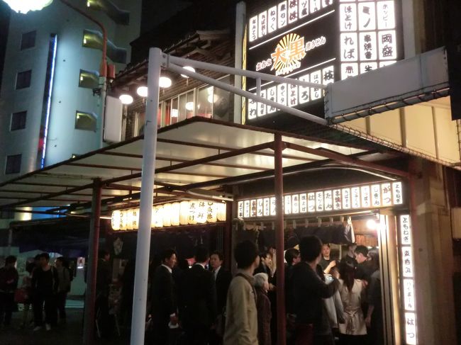 ホテルの裏通りの立ち飲み屋街<br /><br />金曜日なので飲んで騒いで楽しそう。