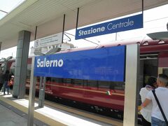 2013/04/28　サレルノ駅

憧れのイタロ（italo）に乗ります・・・
２人で、ナポリまで３０ユーロです！！
italoの乗車券は、窓口ではなく自動券売機で購入するようです・・・
クレジットカードがないと買えませんが、簡単に買えました。