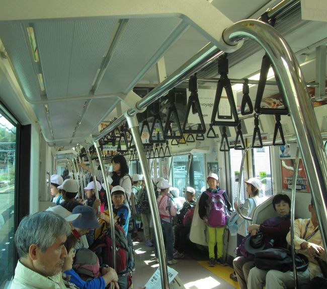 この日は遠足に行く小学生と一緒でした。9：04