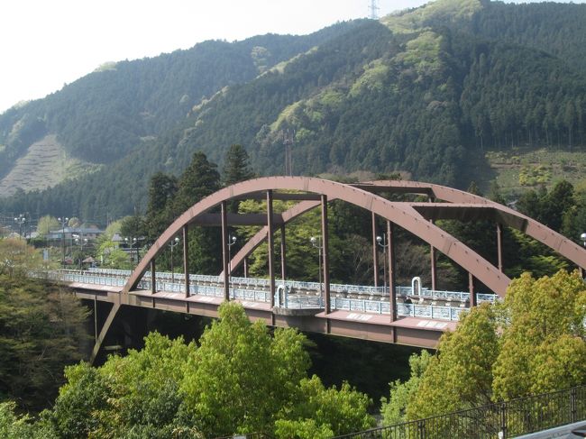 軍畑大橋　9：20<br /><br />常緑の杉や檜などの針葉樹と芽吹きつつある白緑（びゃくろく）の落葉樹がはっきりと区分けできる。