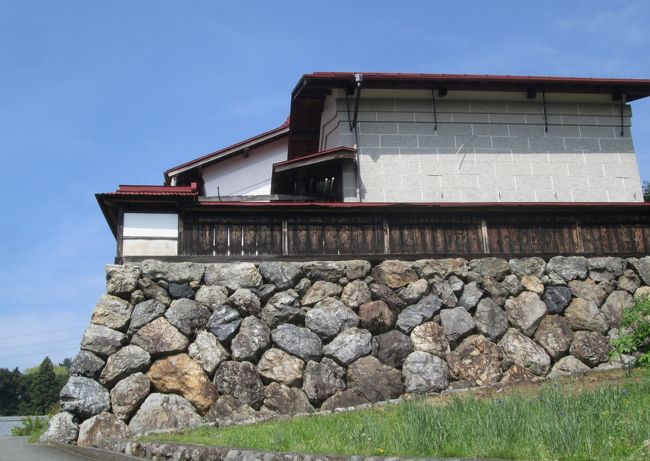 当主が16代目の山崎宅の城のような石垣<br /><br />石垣の上には２棟の蔵が建っています。母屋の奥にも蔵があるのが駅のホームから見えます。