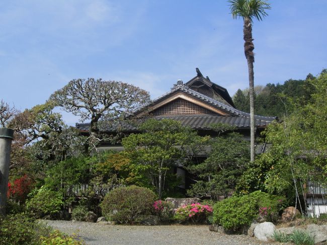 手前の入母屋造り・瓦屋根の部分は増築したものだそうです。<br />