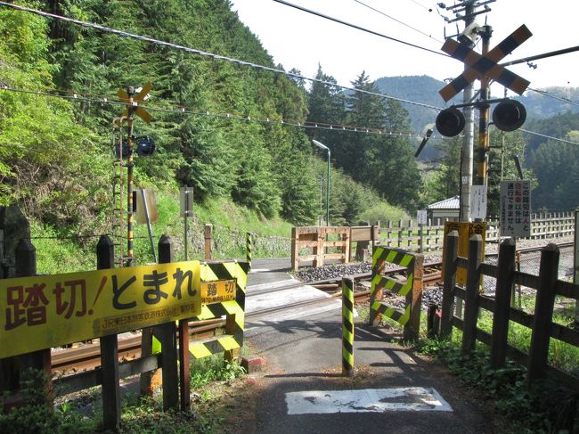 軍畑駅から高水山に向かう軍畑踏切