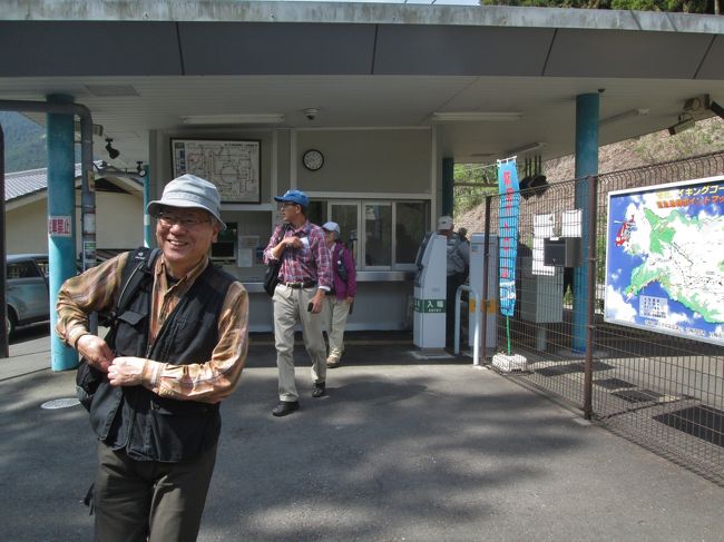 予定の電車で到着したメンバーは6人だけでした。9：45<br /><br />したがって集合時間に集まったのは一電車早く来た私を含め7人で、11人は20分遅れでした。