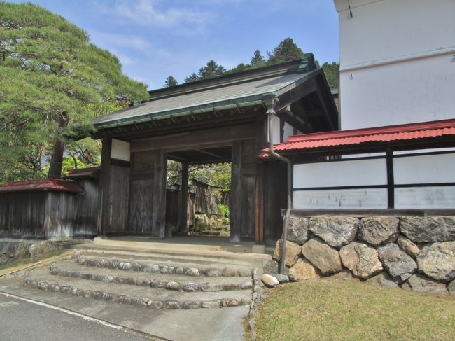 木彫の表札が掛けられた門