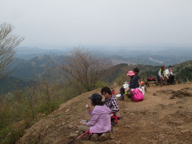 高水三山のうちでこの岩茸石山の頂上が一番見晴らしが良く、弁当を広げるハイカーが多い。13：49