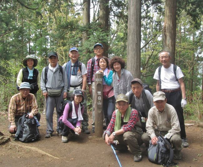 惣岳山登頂メンバーは13人ですが三脚がないのでいつものように交替で撮りました。14：44