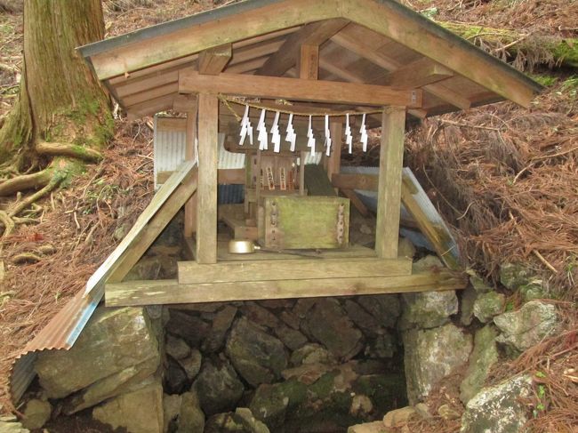 井戸窪（青渭井戸とも）といわれており、清冽な水が湧き出しているはずが期待はずれでした。14：50