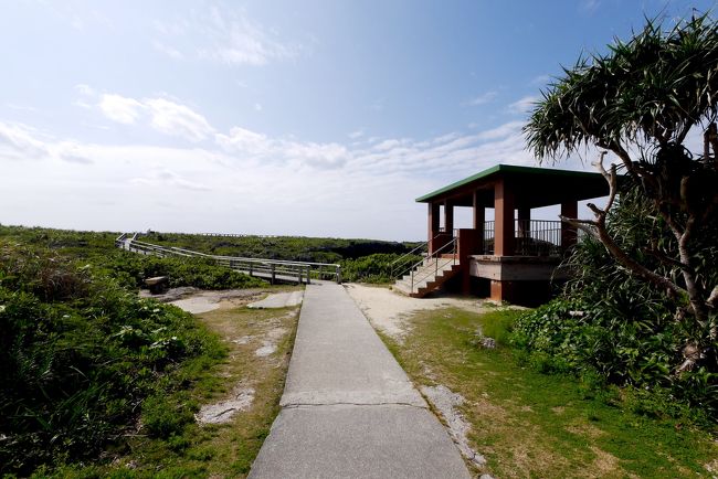 この休憩所の両側に池があり，真ん中の道が天然の橋になっている