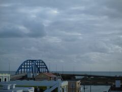 ホテルからの展望は海側のお部屋でしたが、こんな感じ。
リゾート感は全くありません。
フロントでお水もらえるし、お部屋用物干しの貸し出しが有ったり、立地だけでなくサービスも良いのでダイビング目的には大変良いホテルだと思います。
