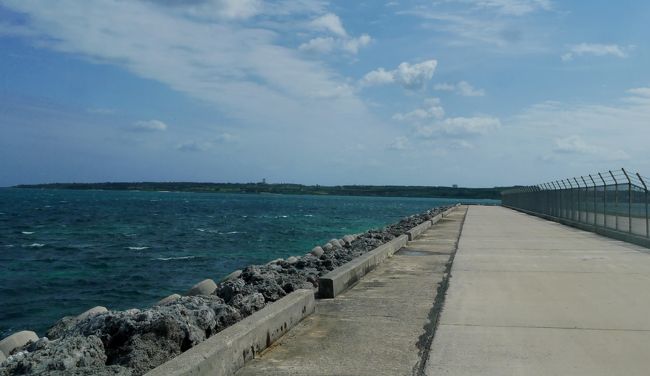 角を右に曲がり，滑走路の反対側に