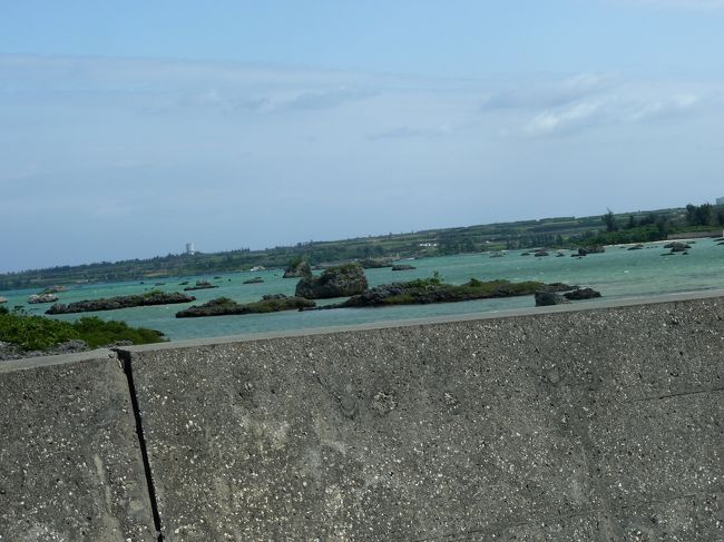 脇には津波で運ばれた岩がたくさんある