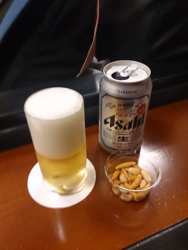 深夜ハノイを出発し朝７時頃成田に到着。ここで自分が勘違いしていた事があり、沖縄出発前に成田国内線サクララウンジでシャワーを借りるつもりでしたが、ジェットスターが第３ターミナルに移動したためサクララウンジは使えないとの事。出発まで３時間あったのでどうしようか途方に暮れていた所カードラウンジがある事を思い出しました。後は沖縄単純往復だけなのでシャワーは諦め、まず向かったのはＩＡＳＳラウンジ。ビールが１杯無料でした。