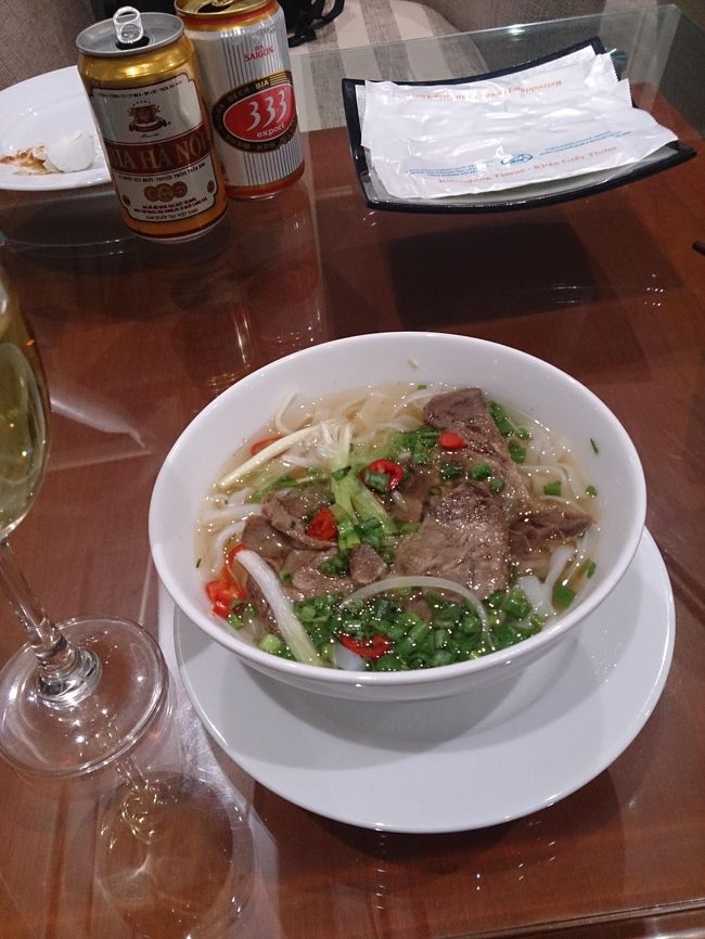 フォーもありました。今回の旅行で３回食べましたが美味しかった順位は①ホテルの朝食②ラウンジ③ホアンキエムで食べた行列店。