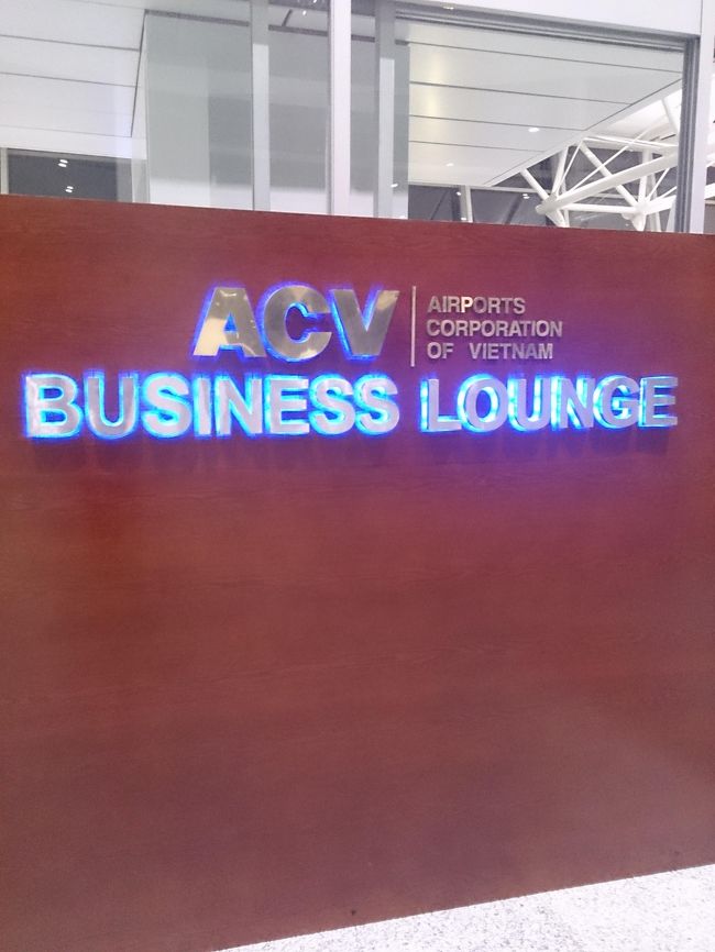 チェックインは出発2時間前とＪＡＬのホームページに書いてありましたが、カウンターの掲示板に開始時刻が出ており確か3時間前位に開きました。インボラは無し。その後ラウンジに向かいました。ハノイのラウンジはここの1か所だけだそうです。