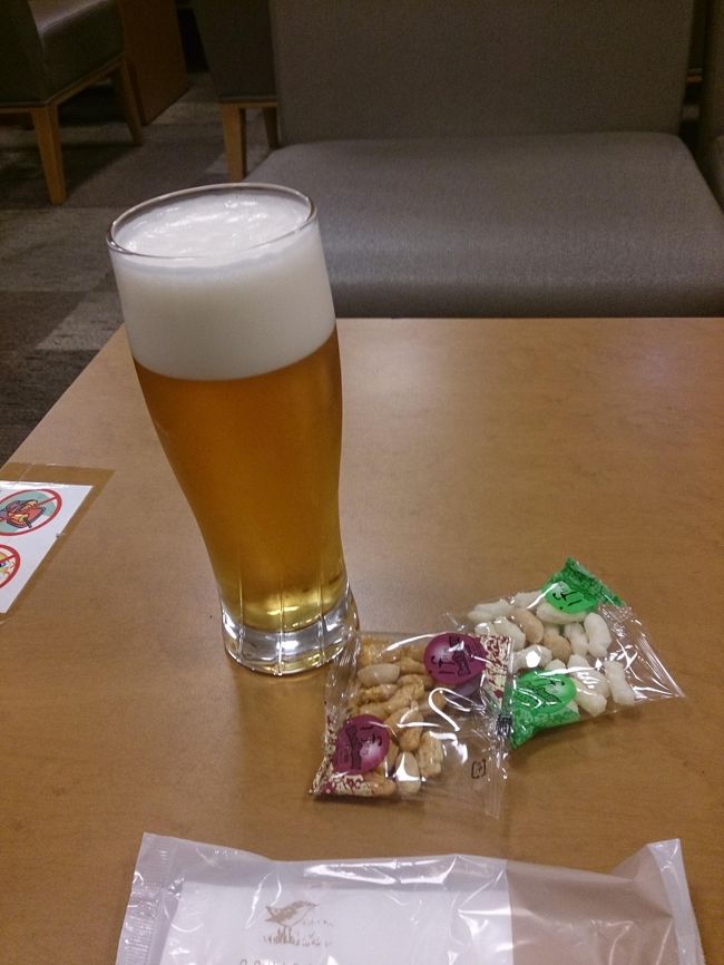 同じフロアの反対側にあるＴＥＩラウンジへ移動。こちらもビール１杯無料。実は自分は無駄にゴールドカードを２枚持っており、たまたま両方使うことができました。