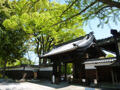 私は徳川園で降車し、のんびり過ごしました。

こちらは尾張徳川家の邸宅の遺構で、
総けやき造りの「黒門」です。