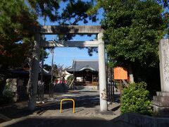 墨俣城に向かう途中に神社があったので、寄ってみる事にしました。
墨俣神社は、小学校の目の前に建っています。