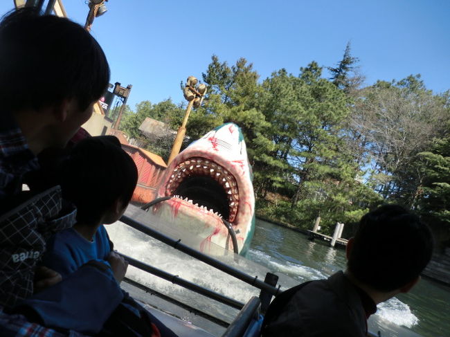 我が家は二度目のUSJですが、前回は下の子がETとジョーズしか乗れなくて、仕方なくただの船だよ、と乗せたら、大泣きされたのを思い出しました。本人は全く覚えてたいみたい。<br /><br />今回はにはさすがに泣きません。