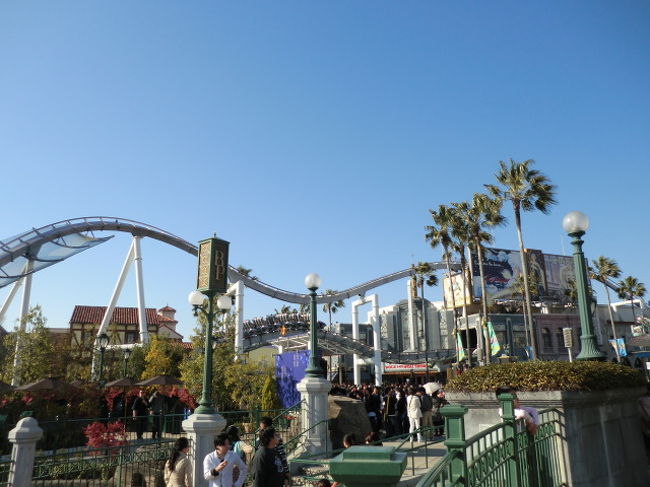 ハリウッドドリームザライド<br /><br />本当は後向きに乗れるチケットでしたが、「酔いやすい方は、、、云々」の注意書きを見て、速攻前向きに変更。<br />足がブラブラするのが怖かった...。終わって下の子を見たら、泣いてました。恐怖で。