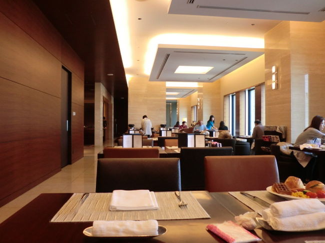 朝食もラウンジで<br /><br />幼児連れの方もたくさんいました。