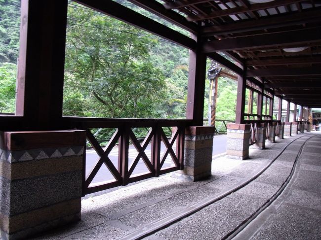 GAGA劇場の日本語を話せる女性が帰宅する所に出会いました。<br />本日のショーが終わって、彼女の仕事もおしまい。今は膝の調子が悪くて今はトロッコで通勤しているそうです。<br /><br />なんだか優雅だなあ＾＾<br /><br />帰りのトロッコの運転手も女性、この人は何年か前までGAGA劇場のダンサーだったそうです。<br /><br />私たちは帰りも最前列に座れました。<br /><br />行きに比べるとトロッコのスピードはゆっくりでした。<br /><br />