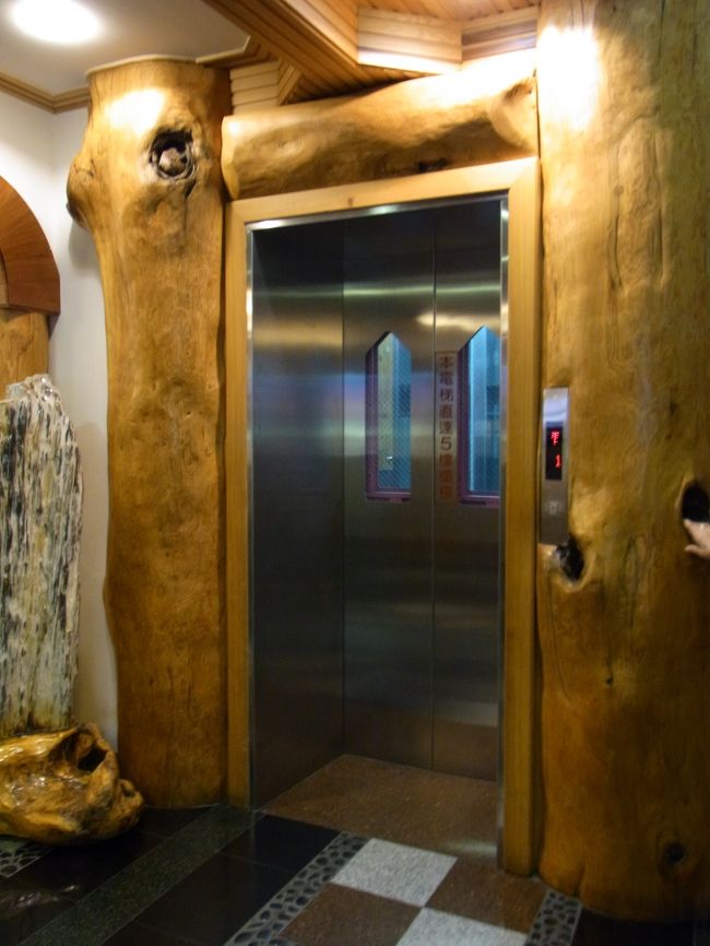 ５階のフロントで入浴券と大浴場のロッカーのキーを引き替えするのは昨夜の新北投温泉と同じ手順です。<br /><br />３階の大浴場には昨夜同様、見守りオバさんが居て簡単な説明をしてくれました。<br /><br />浴槽は３つあって、サウナやデッキチェアで休憩できるスペースもありました。<br /><br />でもこの大浴場には１つ難点があって、半露天風呂というか、東屋の下のお風呂みたいに外気がビシビシ入ります。<br /><br />３つの浴槽のうち、２つは37度と40度くらいのヌルめ、残り１つは43度と高め。<br />私は頑張って43度に入ったけど、常に外気が入ってくるので低めの浴槽に入った母は身体を洗いながら「寒〜い」と言っていました。<br /><br />途中、見守りオバさんが来て、高温の浴槽に水を入れて温度調整してくれたのでやっと適温のお湯に浸かることができました。<br /><br />私が思うに、烏来の源泉は温度が高くて放っておくと高温になっちゃうのかなあ。<br /><br />