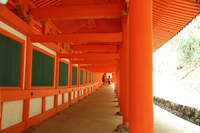 春日大社<br />色鮮やかな朱塗りの回廊