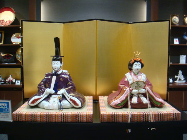 ショップに展示してあったお雛様<br />非売品だったかな？<br />当たり前だけど陶器肌、美しかったです。