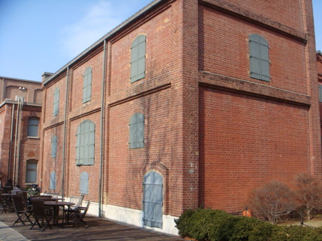 外をブラブラしていると立派な赤レンガ棟