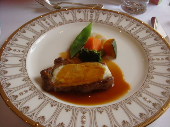 メインのお肉はハーブのソースとかチーズとかが乗ってる上に<br />さらに濃いめのソースがかかっていたのでう〜ん…