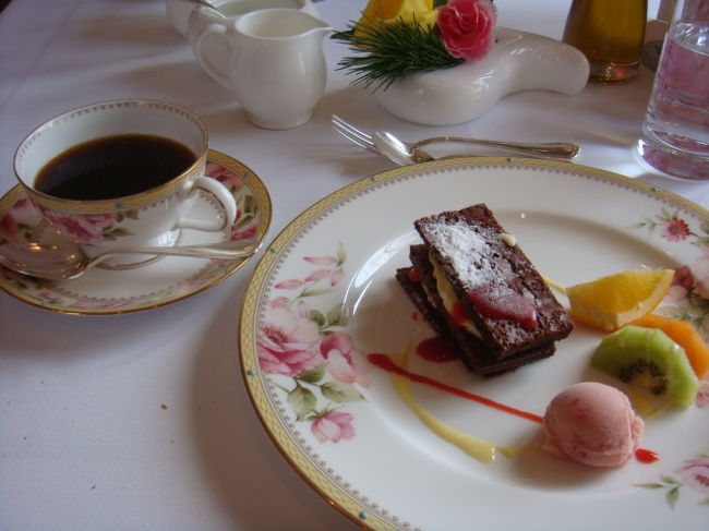 デザートはこれまた綺麗なお皿<br />ブラウニーも甘さ控えめでカスタードが挟まってても<br />ちょうど良く、美味しかったです。