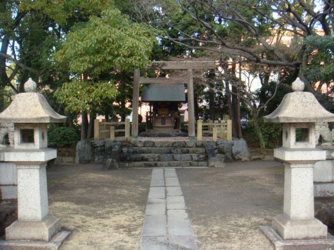 敷地内にこじんまりと