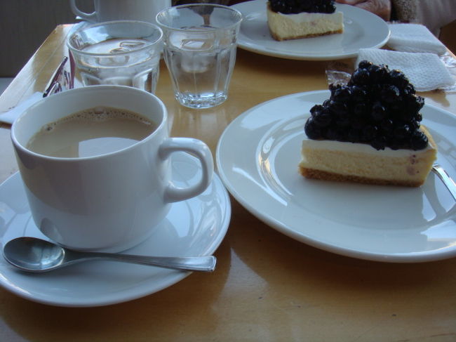前後しますが、これはノリタケの森に行った日の翌日<br />自宅から徒歩圏内のフレイバー<br />大好きなブルーベリーてんこ盛りのチーズケーキ<br />シフォンじゃなくていつもこっちを頼んでしまいます。