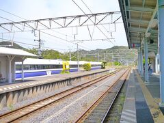 安房小湊駅に戻ってきましたよ〜
ん？向かい側に電車がとまってますね