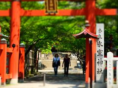 東大寺に向かってなだらかな坂を上がっていくと、左側に神社が見えてきます。氷室神社と書いてあります。ひっそりとして、観光客は素通りしてしまいます。でも何となく風情があるのでお参りしました。
やはり、平城京では氷室（冷蔵庫）の役割をしていた神をここに祀っているようです。意味がしっかりあるんです。