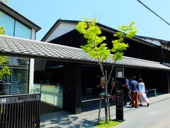 氷室神社を後にして、東大寺を目指すところで少し疲れてきました。すると左側に「無料休憩所」があります。奥村記念館と書いてあります。
ゼネコンの奥村組の初代が奈良県出身で、ここを無料で開放しているんです。トイレもあります。