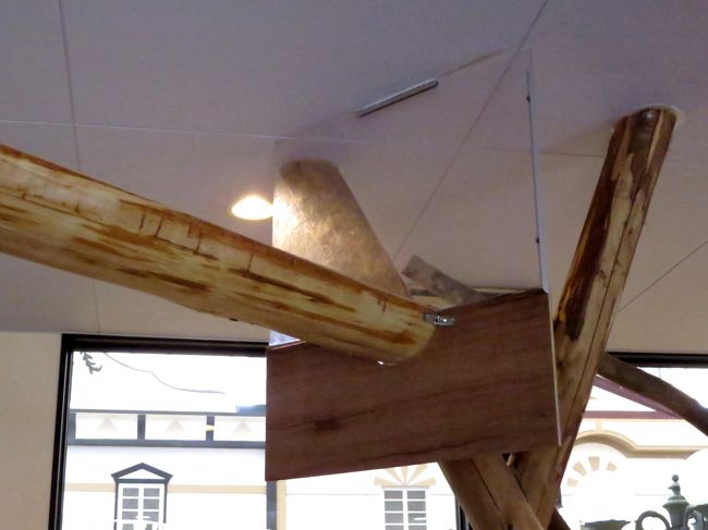 前回、娘ちゃんがいとも簡単に攻略した仕切りは下部に板を取り付ける改修が施されていました。