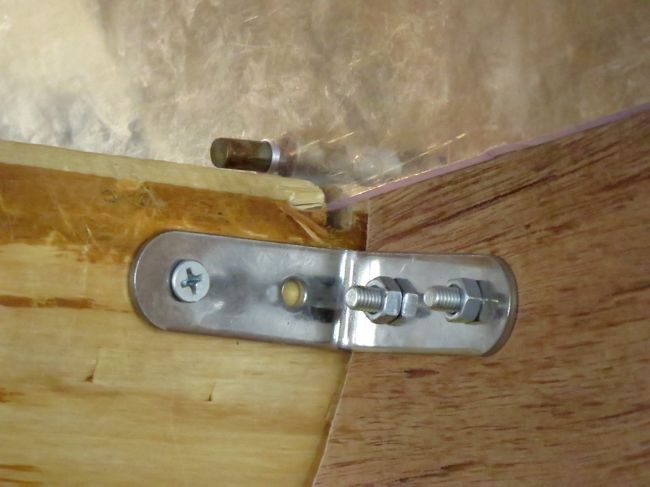 そして、息子君が外そうと努力していたアクリル板にもピンが追加され簡単に外されないように改修が加えられていました。<br /><br />普段から動物の動きを観察して、危険側に近づく何かを見つけたら先回りして対策を打つ・・・当り前のようでいて実際にそれが出来る園は少ないと思います。<br /><br />さすがアドベンですね。<br /><br />