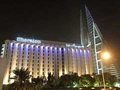 食事を終えてゴールデン・チューリップ・ホテルを出て来ると、向かいにはシェラトン・バーレーンとバーレーン・ワールド・トレード・センターの夜景が。

バーレーン・ワールド・トレード・センターには、外来者でも行けるのかどうか近寄って行ってみます。