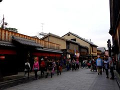 祇園のメインストリート花見小路。外国人の観光客でいっぱい。