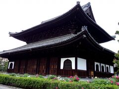 花見小路を真っ直ぐ行くと突き当りが建仁寺。
予約した夕食の時間までまだ時間があるのでちょっと寄ってみました。

京都最古の禅寺。詳しくは→ http://www.kenninji.jp/