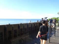 スタッフの方に案内されて席へ