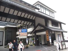 中ほどにあるのが 観光案内所・成田観光館

こんな寺の近くでなく
駅の近くにあったほうが便利なのだが・・・

