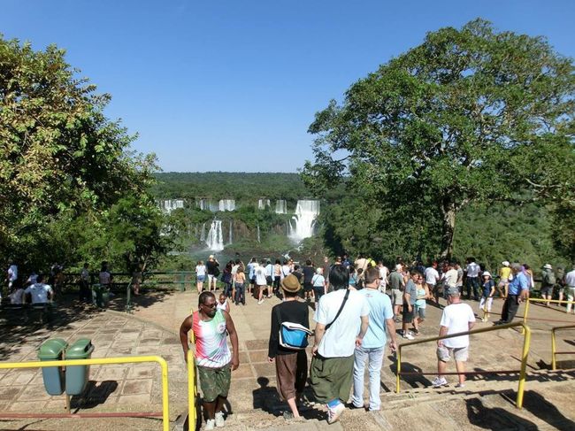 アルゼンチン側よりも小さいので、トロッコなどには乗らず歩いて回る