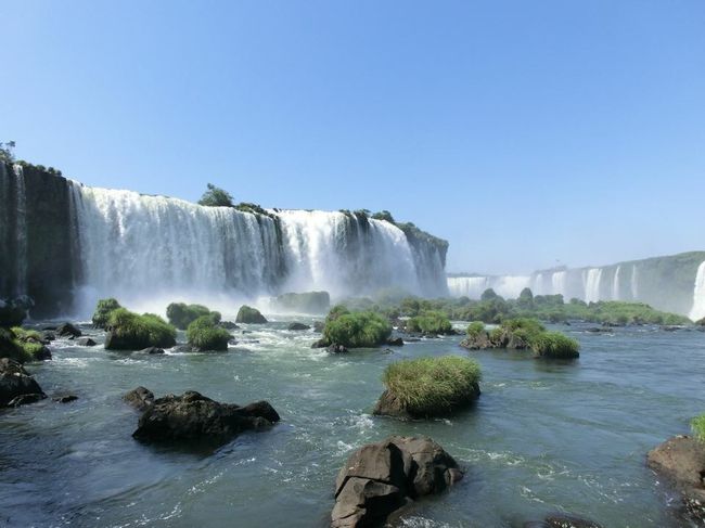水の上に遊歩道があるから、滝を間近で感じることができる