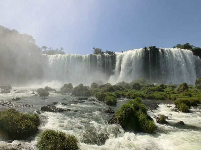 カーテン状に広がる滝